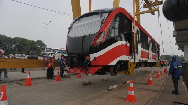 Proses pengangkatan rangkaian kereta LRT di Stasiun LRT Harjamukti Cibubur, Jakarta Timur. Foto: Iqbal Firdaus/kumparan 