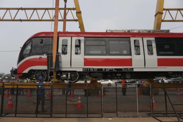 Proses pengangkatan rangakaian kereta LRT di Stasiun LRT Harjamukti Cibubur, Jakarta Timur. Foto: Iqbal Firdaus/kumparan 