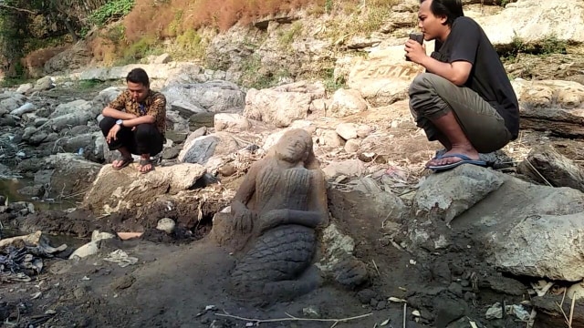 Warga Brebes ukir bebatuan di Sungai Pemali jadi karya seni. (Foto: Istimewa)