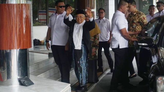 Wakil Presiden terpilih periode 2019-2024, Ma'ruf Amin (kedua kiri) melambaikan tangan saat menjenguk Menko Polhukam Wiranto di RSPAD Gatot Subroto, Jakarta.  Foto: Irfan Adi Saputra/kumparan 