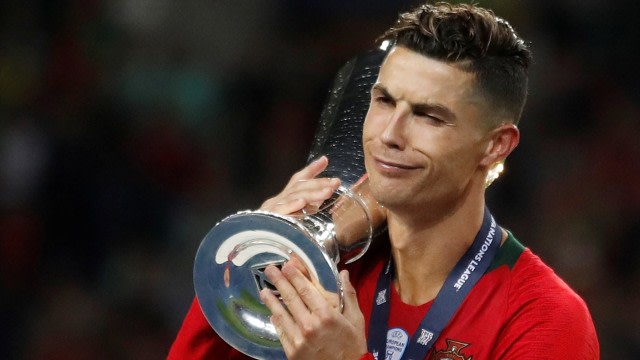 Ekspresi Ronaldo seusai mengangkat trofi UEFA Nations League. Foto: Carl Recine/Reuters