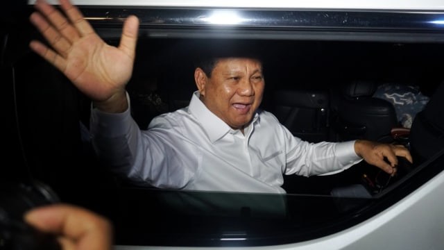 Prabowo Subianto melambaikan tangan saat tiba di Kediaman Surya Paloh di Permata Hijau, Jakarta Selatan. Foto: Irfan Adi Saputra/kumparan 