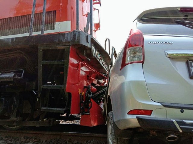 kereta api jurusanLubuklinggau-Palembang menghantam sebuah kendaraan di Muara Enim, Sumsel. (foto: istimewa)