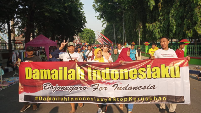 Masyarakat Bojonegoro Cinta Damai, saat gelar aksi damai yang bertemakan "Damailah Indonesiaku, Bojonegoro untuk Indonesia" di area Car Free Day (CFD) Alun-alun Bojonegoro. Minggu (13/10/2019)