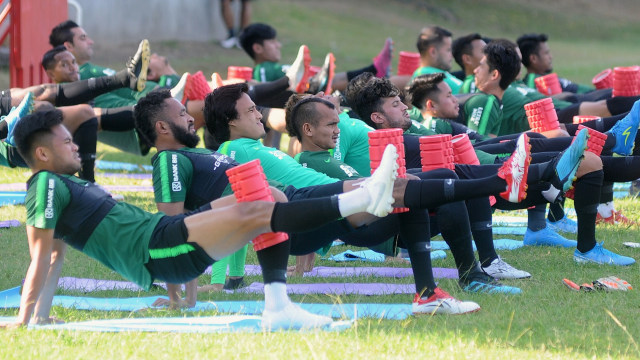 Sejumlah pemain Timnas Indonesia mengikuti latihan di Lapangan Trisakti, Legian, Bali, Minggu (13/10/2019). Foto:  ANTARA FOTO/Fikri Yusuf