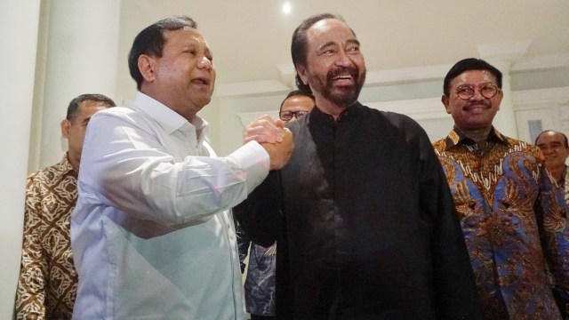 Prabowo Subianto (kiri) berjabat tangan dengan Surya Paloh usai melakukan pertemuan di Permata Hijau, Jakarta Selatan. Foto: Irfan Adi Saputra/kumparan