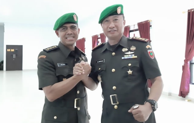 SALAM KOMANDO - Kolonel Kav Hendi Suhendi (kiri), salam komando dengan penggantinya, Kolonel Infanteri Alamsyah, sebagai Dandim 1417/Kendari.  Foto: Lukman Budianto/kendarinesia.