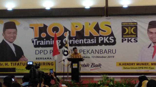 KETUA DPP Partai Keadilan Sejahtera (PKS) Wilayah Dakwah Sumatera Bagian Utara (Sumbagut), Tifatul Sembiring, saat memberikan ceramah dalam Training Orientasi PKS, Minggu, 13 Oktober 2019, di Grand Suka, Pekanbaru. (Foto: HASBULLAH TANJUNG) 