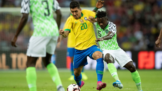 Pemain Brasil, Roberto Firminno, mendapat penjagaan ketat dari pemain Nigeria. Foto: Dok. Timnas Brasil