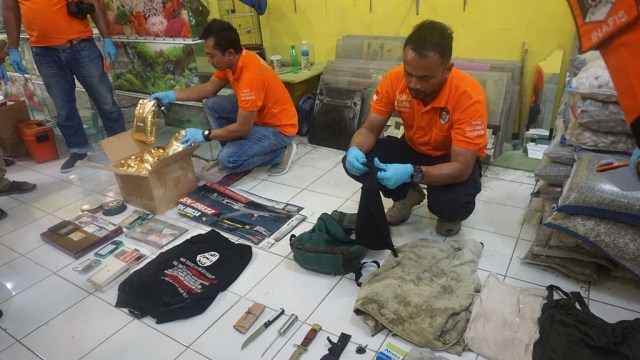 Sejumlah barang bukti diamankan dari tangan terduga teroris, RF di Kabupaten Indramayu, Jawa Barat. Polisi juga mengamankan ponsel terduga teroris. (Nafis)