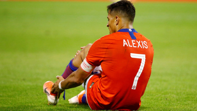 Alexis Sanchez cedera lagi. Foto: REUTERS/Javier Barbancho