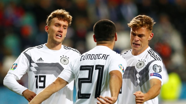 Para pemain Jerman merayakan gol yang dicetak Ilkay Gundogan ke gawang Estonia. Foto: Ints Kalnins/REUTERS