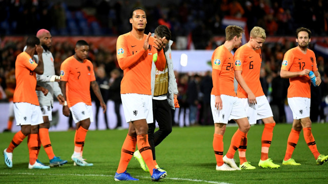 Virgil van Dijk dan para pemain Belanda merayakan kemenangan. Foto: REUTERS/Piroschka van de Wouw