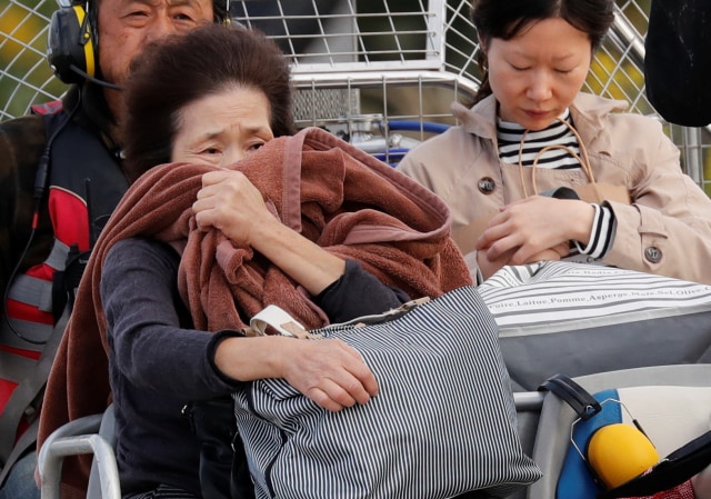 Korban topan Hagibis yang berhasil dievakuasi di Chikuma, Prefektur Nagano, Jepang, Senin (14/10/2019). Foto: REUTERS/Kim Kyung-Hoon