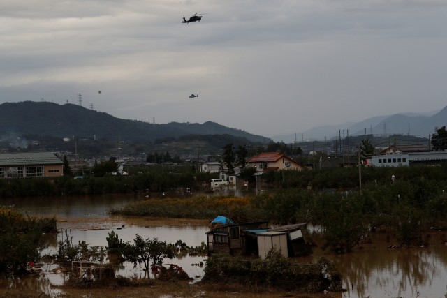 Helikopter mencari korban topan Hagibis di Chikuma, Prefektur Nagano, Jepang, Senin (14/10/2019). Foto: REUTERS/Kim Kyung-Hoon