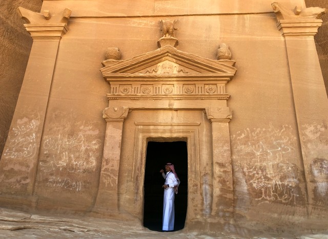 Wisatawan di situs pemakaman kuno Madain Saleh di kota Al-Ula, Arab Saudi. Foto: REUTERS/Faisal Al Nasser