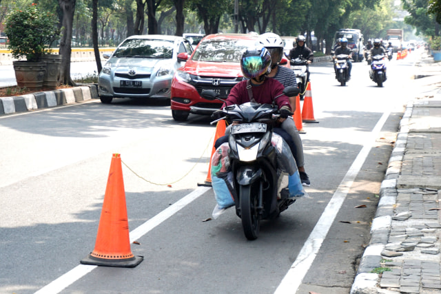 Pemotor menggunakan jalur sepeda di kawasan Pramuka, Jakarta Timur, Senin (14/10). Foto: Iqbal Firdaus/kumparan