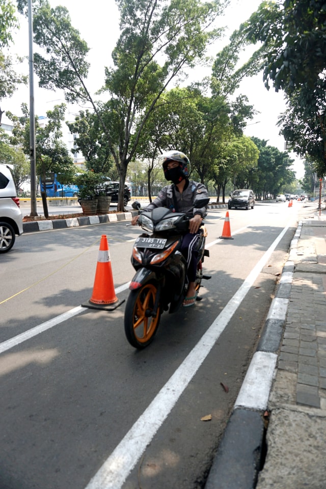 Salah satu pemotor menggunakan jalur sepeda di kawasan Pramuka, Jakarta Timur, Senin (14/10). Foto: Iqbal Firdaus/kumparan