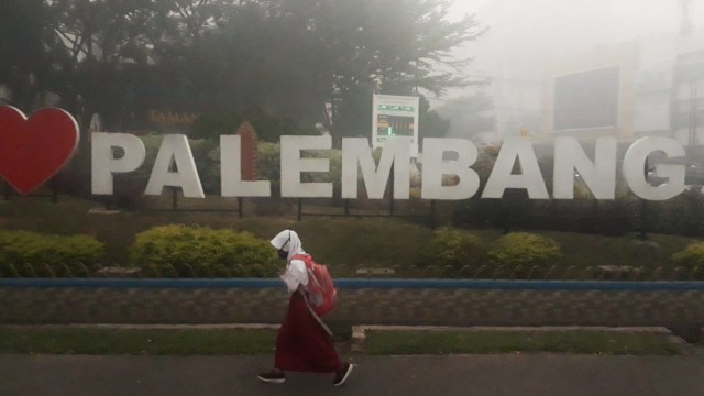 Kondisi kabut asap yang pekat membuat sekolah di Palembang kembali diliburkan. (foto: abp/Urban Id)
