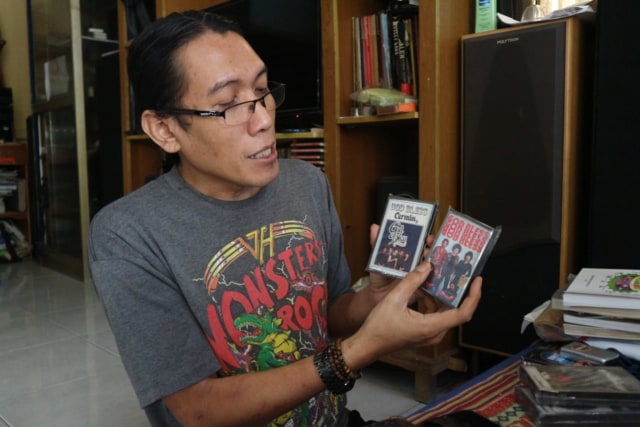 Adi menunjukan kaset yang dikoleksinya. Foto: Yusrizal/Hi!Pontianak