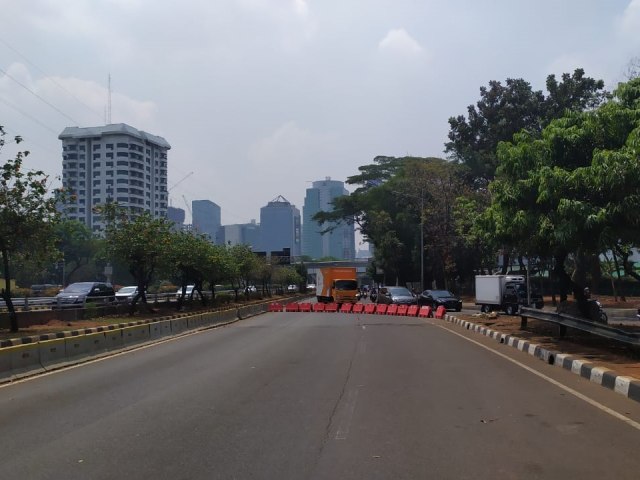 Suasana di Jalan depan Gedung DPR masih terpantau sepi, Senin (14/10/2019). Foto: Maulana Ramadhan/kumparan
