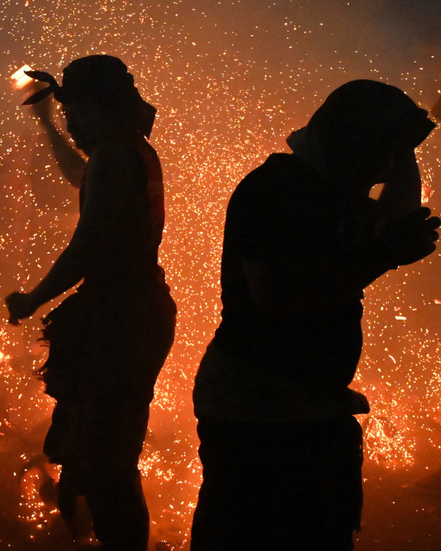 Pemuda Bali saat berpartisipasi dalam upacara Siat Geni atau perang api, di sebuah kuil di Tuban, Denpasar, Bali. Foto: AFP/SONNY TUMBELAKA