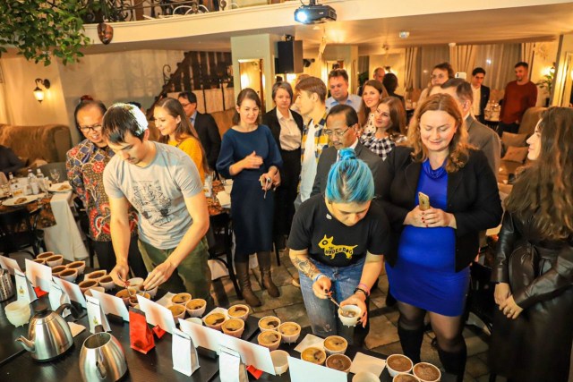 Pecinta Kopi di Rusia mencoba beragam aroma dan cita rasa kopi Indonesia pada Festival Kopi Indonesia di Moskow, 11 Oktober 2019. Foto: Dok: KBRI Moskow.