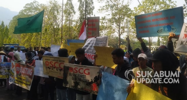 Warga Kampung Leuwidinding, Desa Tanjungsari, Kecamatan Jampang Tengah melakukan demo di depan Gedung DPRD Kabupaten Sukabumi, Senin (14/10/2019). Mereka menuntut aktivitas blasting PT Tambang Semen Sukabumi (TSS) dihentikan. | Sumber Foto:Nandi.