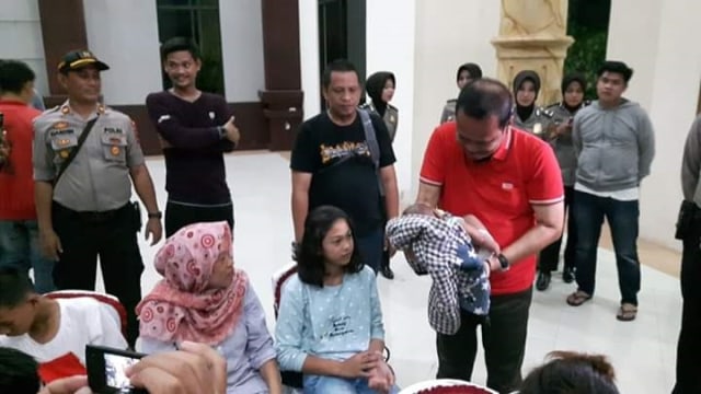 Bupati Basmin Mattayang sambut warga asal Luwu dari Wamena di Rumah Jabatan Bupati Luwu, (Makassar Indeks).
