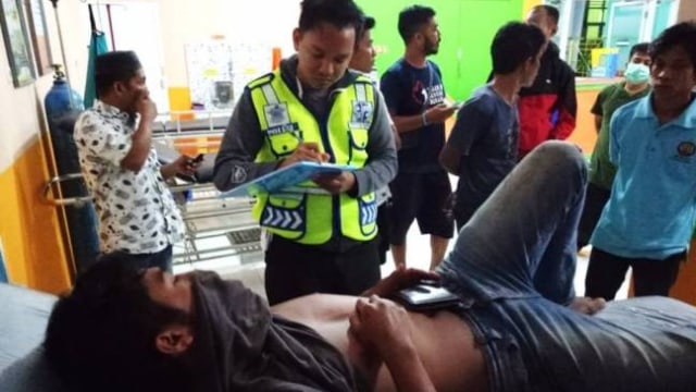 Korban selamat, Nasruddin, saat dimintai keterangan oleh polisi dan dirawat di Puskesmas Pamboang. Foto: Dok. Polres Majene