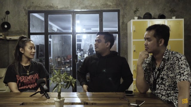 Tara Basro diwawancarai oleh Razak Syarif (tengah) dan Aria Garhadipura (kanan) di kanal youtube Cinecrib (Foto: Cinecrib)