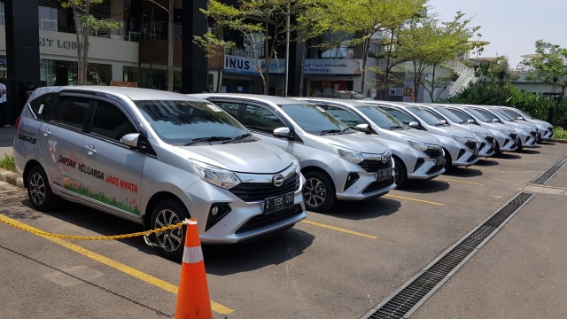 Beberapa unit test New Daihatsu Sigra terpakir di kawasan Mall Bandung. Foto: Daihatsu