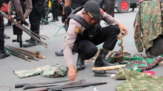 Petugas kepolisian menyita sejumlah atribut dan senjata tajam ketika membongkar Markas Komite Nasional Papua Barat (KNPB) di Timika, Papua. Foto: ANTARA FOTO/Sevianto Pakiding