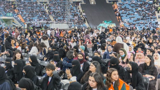 Fans Arab Saudi menghadiri konser BTS Foto: Twitter/@RiyadhSeason