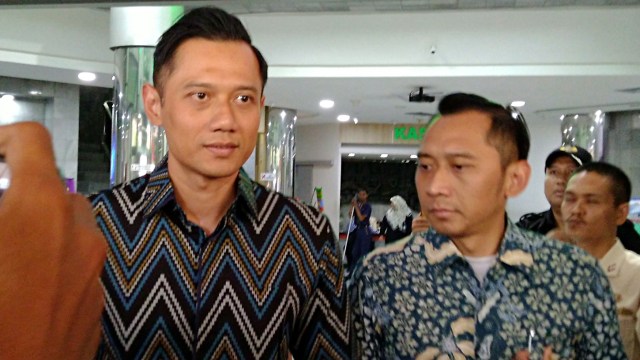 Agus Harimurti Yudhoyono (AHY) dan Edhie Baskoro Yudhoyono di RSPAD, Jakarta Pusat, Senin (14/10/2019). Foto: Fachrul Irwinsyah/kumparan