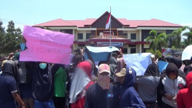 Ratusan Warga Demo Polres Probolinggo, Tuntut Kasus Ijazah Palsu