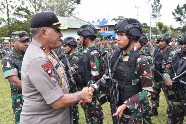 Kapolda Papua dan Pangdam Cenderawasih usai apel gabungan di Wamena. (Dok: Humas Polda Papua) 