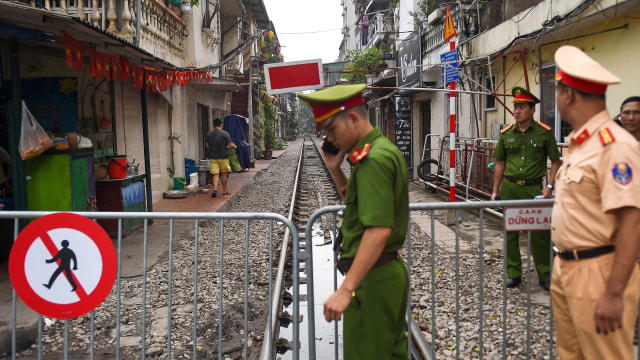 Wisatawan Tolak Penutupan Rel Kereta Instagramable di Hanoi, Vietnam (97936)