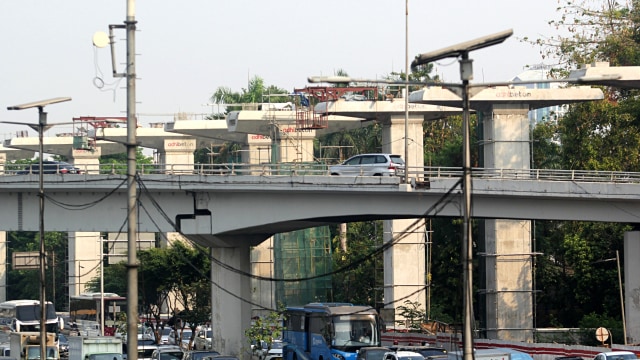 Lokasi pembangunan LRT Jabodebek tahap I di sisi Jalan Gatot Subroto, Jakarta, Senin (14/10/2019). Foto: Nugroho Sejati/kumparan