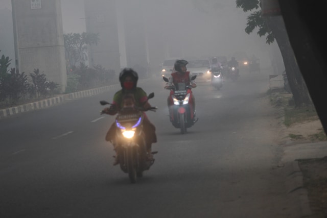 Kabut pekat yang melanda Kota Palembang sejak pagi, yang dirasakan hampir sebagian warga, Senin(14/10) Foto: ary priyanto/Urban Id