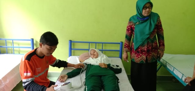 Salah satu siswi saat di cek tensi darah oleh tenaga medis di sekolah Man 1 Palembang. (Foto: Gonti Hadi Wibowo/ Urban Id)