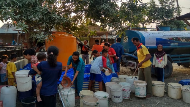 Suasana distribusi air bersih pada warga masyarakat di Kabupaten Bojonegoro