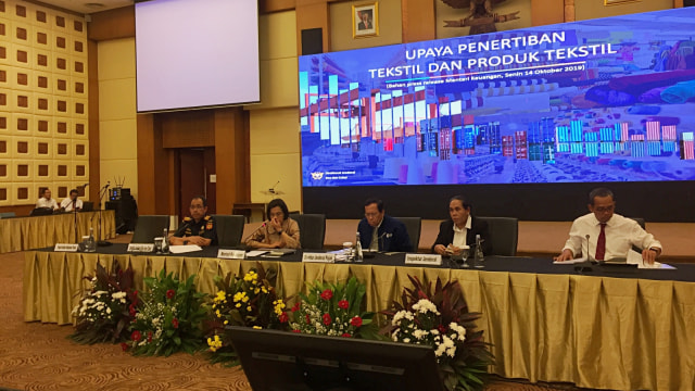 Sri Mulyani gelar konferensi pers di Kantor Direktorat Jenderal Pajak di Jakarta, Senin (14/10/2019). Foto: Abdul Latif/kumparan