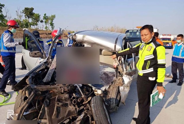 Mobil Toyota Avanza hancur setelah menabrak truk parkir di Tol Ngawi