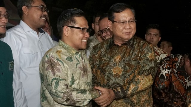 Ketum PKB Muhaimin Iskandar alias Cak Imin bersalaman dengan Prabowo Subianto di DPP PKB, Senin (14/10/2019). Foto: Iqbal Firdaus/kumparan