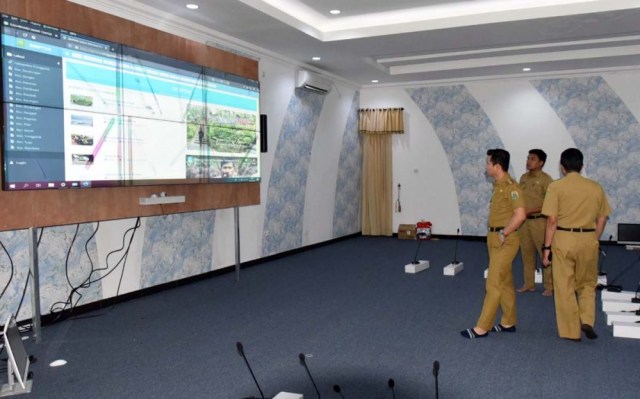 Bupati Trenggalek Mochamad Nur Arifin melihat pengerjaan pusat kendali Smart Center yang menggunakan ruang kerja barunya