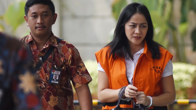 Tersangka kasus suap proyek pekerjaan di Pemkab Bengkayang tahun 2019, Nelly Margaretha (kanan) akan menjalani pemeriksaan lanjutan di Jakarta, Senin (14/10/2019). Foto: ANTARA FOTO/Indrianto Eko Suwarso