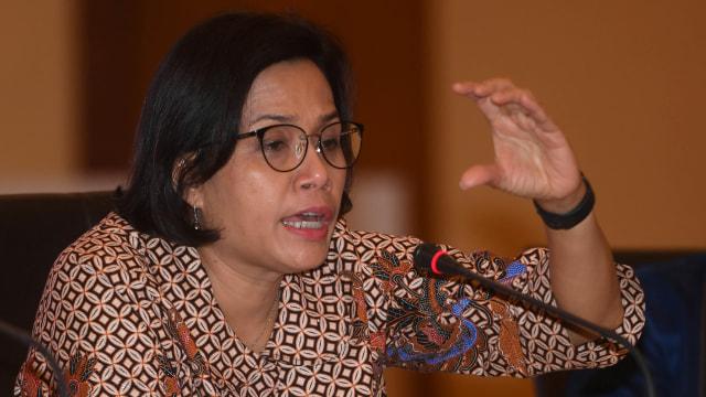 Menteri Keuangan Sri Mulyani memberikan keterangan terkait upaya pemerintah untuk membendung banjir impor tekstil dan produk tekstil (TPT) di Jakarta, Senin (14/10/2019). Foto: ANTARA FOTO/Akbar Nugroho Gumay