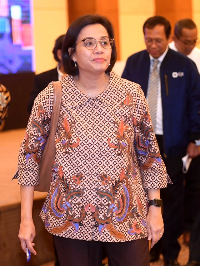 Menteri Keuangan Sri Mulyani berjalan meninggalkan ruangan usai memberikan keterangan terkait upaya pemerintah untuk membendung banjir impor tekstil dan produk tekstil (TPT) di Jakarta, Senin (14/10/2019). Foto: ANTARA FOTO/Akbar Nugroho Gumay