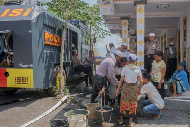 Polisi bagikan air bersih gunakan water canon kepada warga